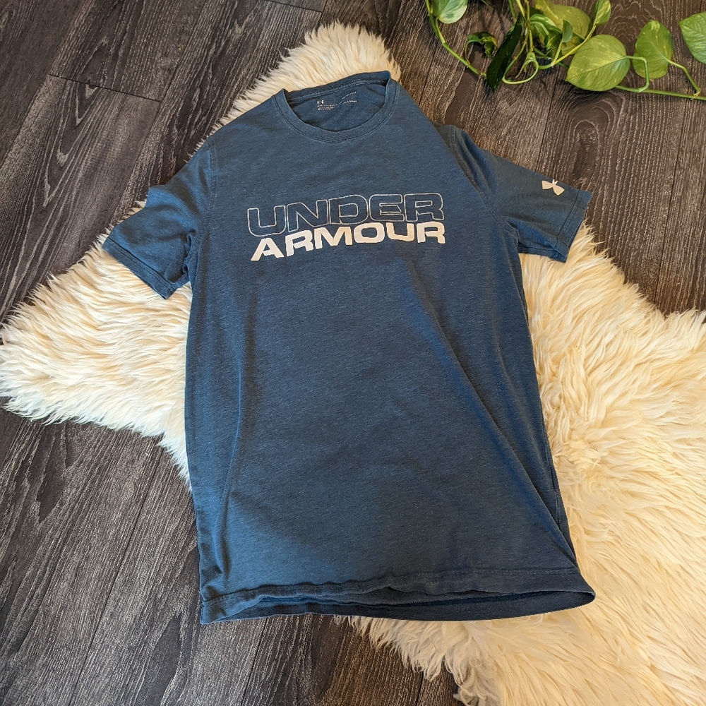 👕UNDER ARMOUR - Graphic Tee